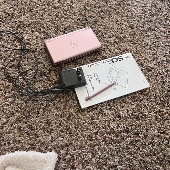 Nintendo DS Lite in Soft Pink with Accessories - Picture 1 of 4